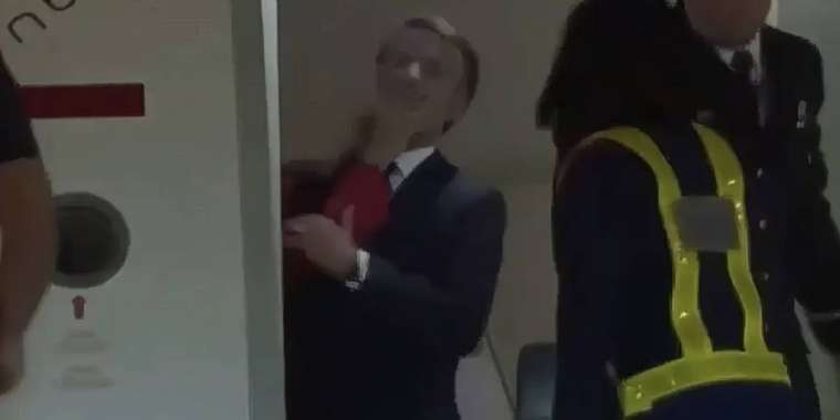 Тосын жайт: Франция президенті әйелінен шапалақ жеді