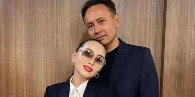 Баян Мақсатқызының күйеуі қызметкерлеріне 100 үй сыйлады