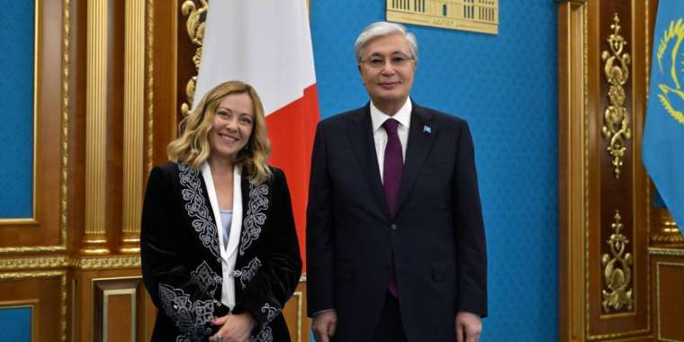 Тоқаев Джорджа Мелониге шапан сыйлады