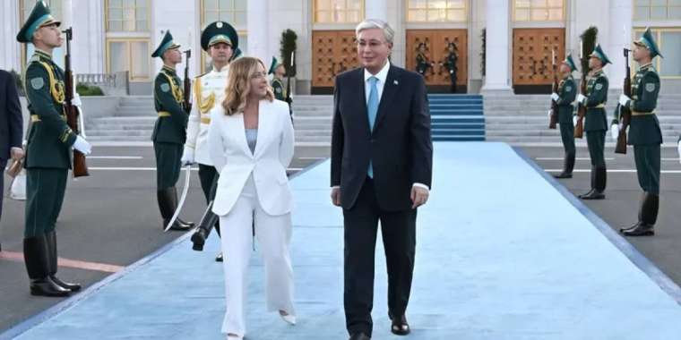 Тоқаев Джорджа Мелониді әуежайдан шығарып салды