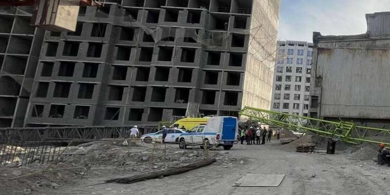 Алматыда мұнаралы кран құлап, бір адам мерт болды