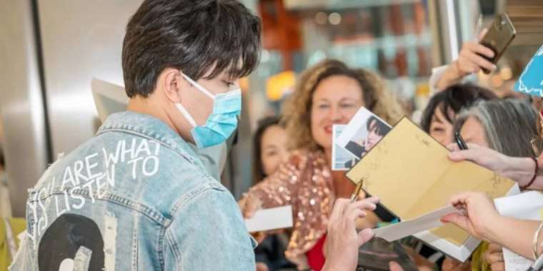 Димаштың Еуропалық туры: Әншіні лондондағы жанкүйерлері қарсы алды