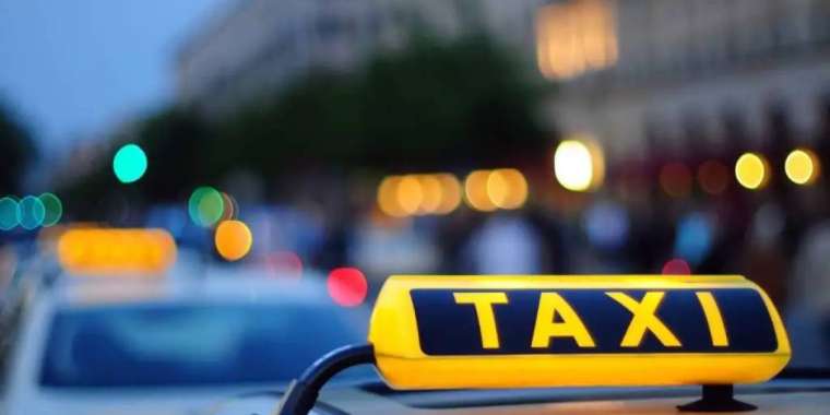 Таксиге тас лақтырған бойжеткен қамауға алынды