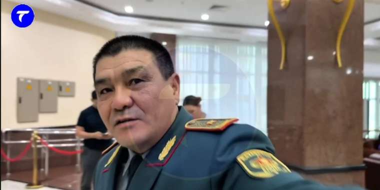 "Кедергі келтіріп жатырсыз". Қорғаныс министрінің орынбасары журналисті итеріп өтіп кетпек болды