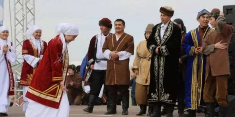 Қоғам белсендісі сәлем салу дәстүрін тоқтатуға шақырды