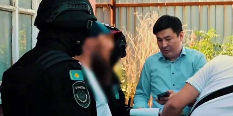 Кәсіпкерден ақша бопсалады деген күдікпен блогер ұсталды