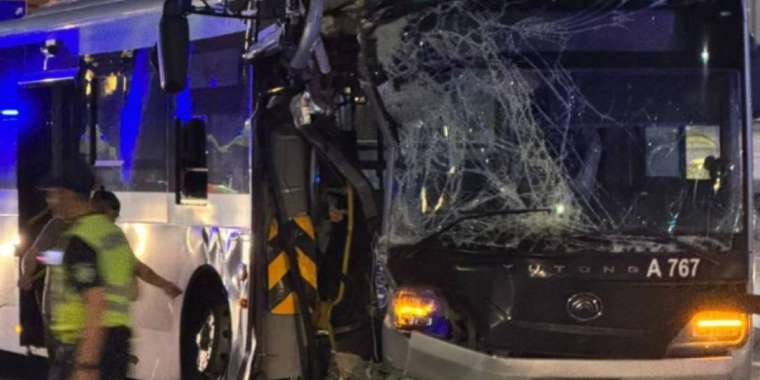 "29 млн теңге": Автобус апатында екі аяғынан айырылған қызға көмек көрсетілетін болды