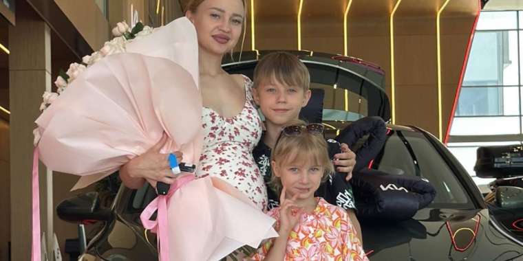 Қазақстандықтар көлігі өртенген мүгедектігі бар әйелге көмектесті