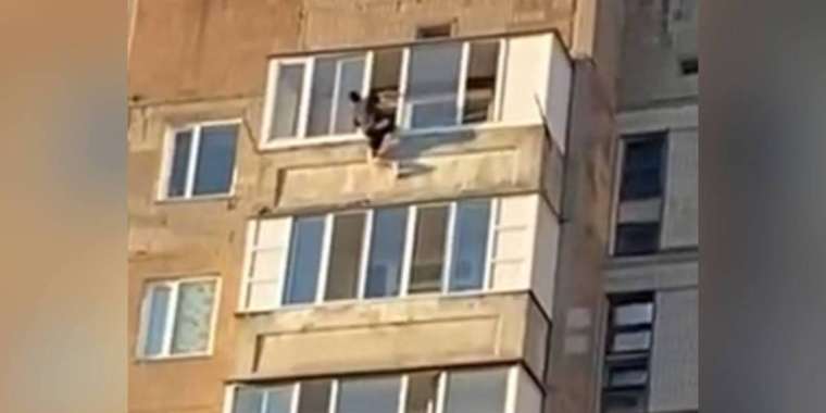 Қарағандыда ер адам 9-қабаттан секірмек болған