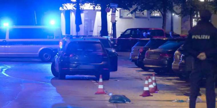 Мюнхенде пышақпен шабуыл жасаған әйел полиция оғынан қаза тапты