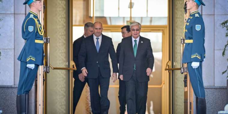 Президент Болгария басшысын елорда әуежайынан шығарып салды