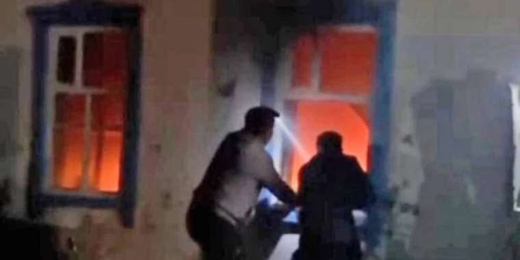 Әскери қызметкер өртеніп жатқан үйден әйелді құтқарып қалды