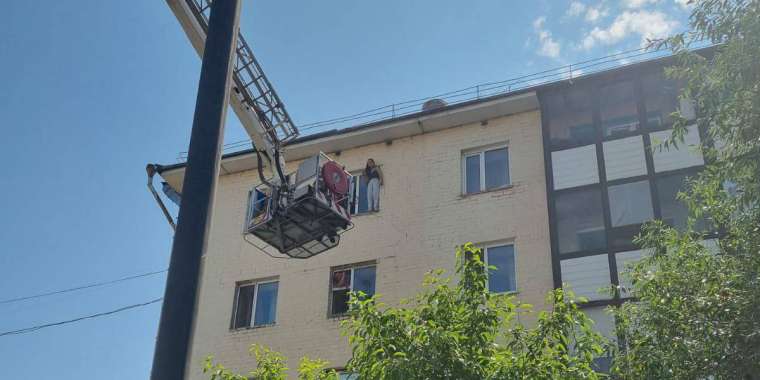 Астанада 5-қабаттың терезесіне шыққан қыз секіремін деп жұртты дүрліктірді