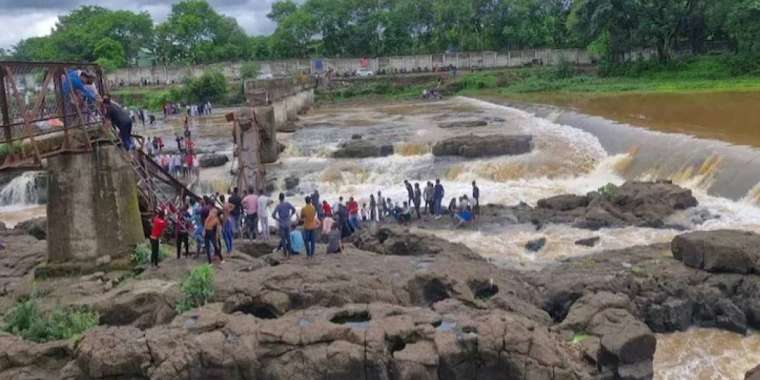 Үндістанда көпір опырылып, бірнеше адам қаза тапты