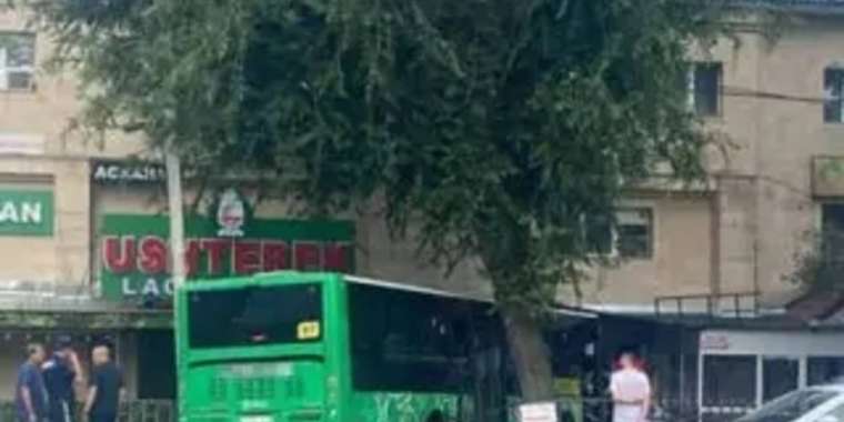 Алматыда жолаушылар автобусы тұрғын үйге соғылды