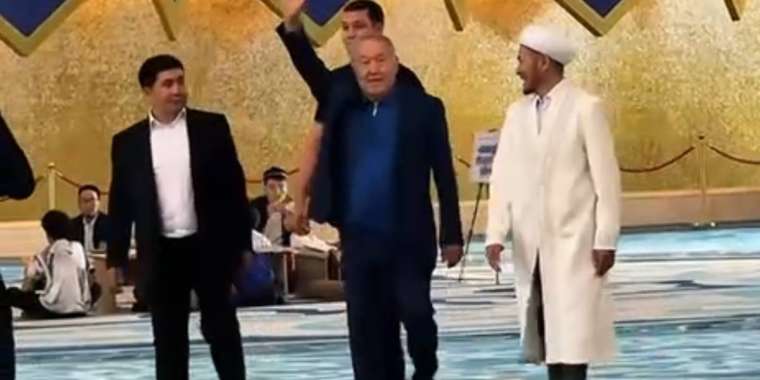 Назарбаев Астанадағы бас мешіттен көрінді