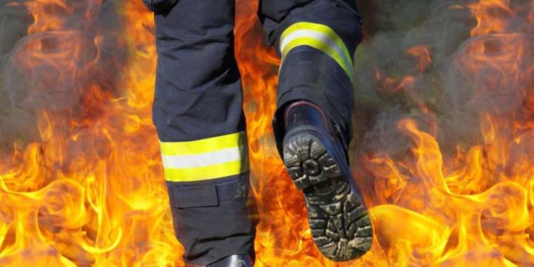 Қостанайлық полицей өрттен қарияны алып шыққан