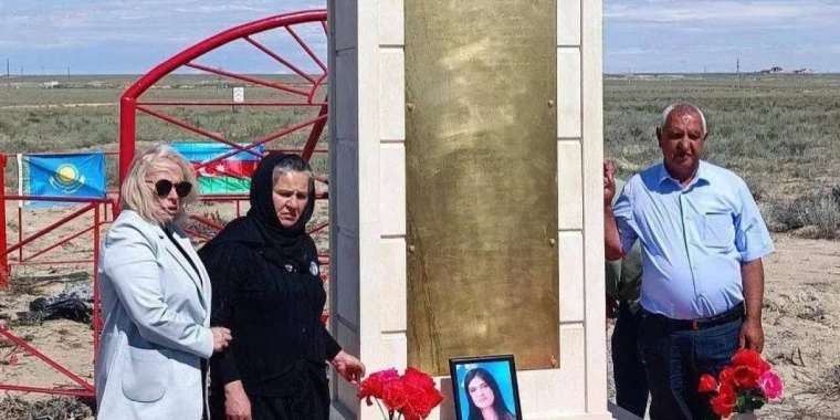 Ақтау маңында апатқа ұшыраған ұшақ экипажына ескерткіш орнатылды