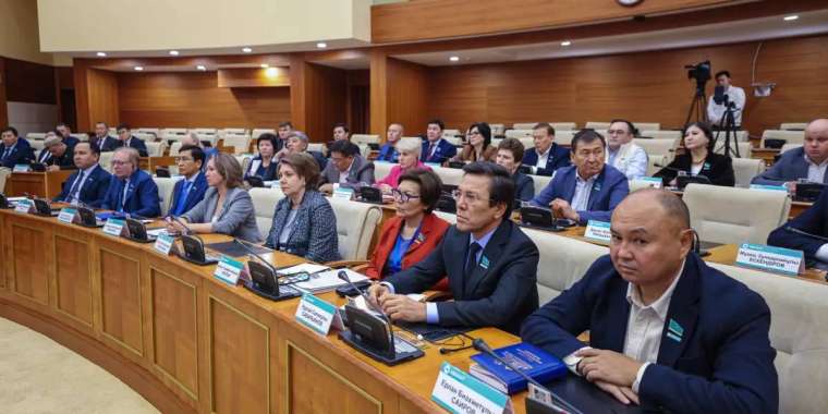 Депутаттар каникулға кетті