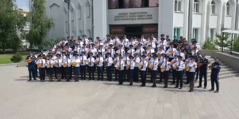 200 полицей "Адай" күйін тартты