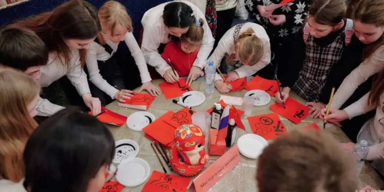 New York Times: Ресейдің байлары қытайлық күтушілерді жалдай бастады