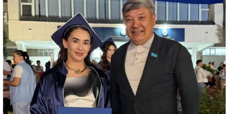 Әбиба Абужақынова заңгер дипломын қолына алды