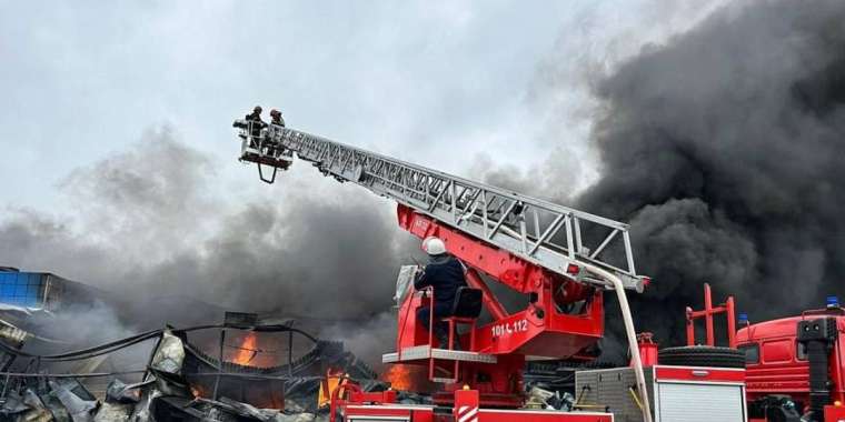 Павлодарда әкімшілік кешендегі ірі өрт сөндірілді