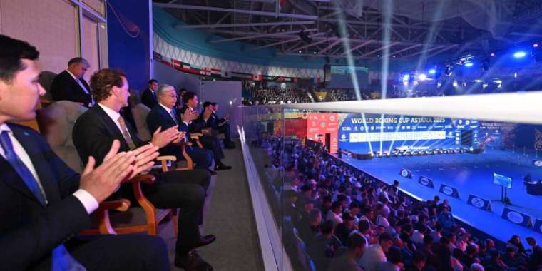 Тоқаев бокстан Әлем кубогының финалын жанкүйерлермен бірге тамашалады