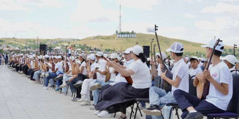 3000 домбырашы бір сәтте «Балбырауынды» орындады