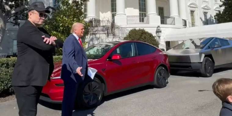 "Есінен айырылды". Трамп партия құрған Маскке жауап берді