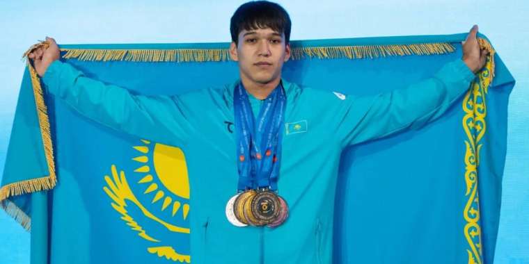 Қазақстандық ауыр атлет үш әлем рекордын жаңартты