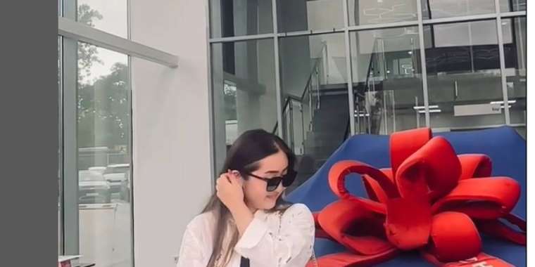 Мақпал Жүнісова қызы Мерейге ерекше тарту жасады