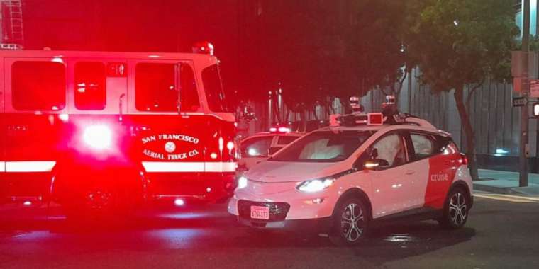 Роботакси алғаш рет апатқа ұшырады: не белгілі?