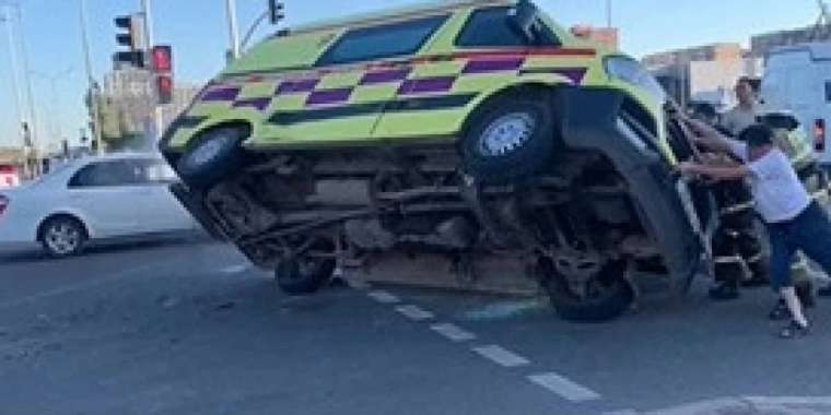 Астанада жедел жәрдем көлігі аударылып қалды