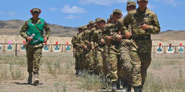 Әскердегі сарбаздардың даярлығы тексеріліп жатыр