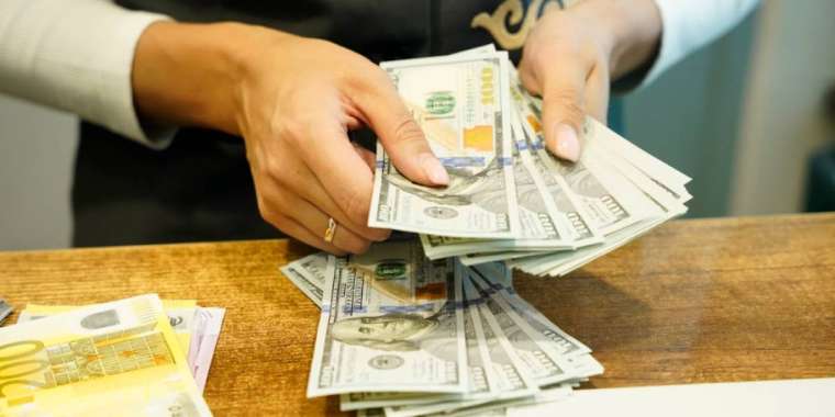 Доллардың бағамы бірден 6 теңгеге өсті
