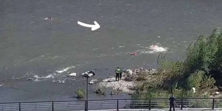 Өскеменде әйел мен баласы өзенге ағып кете жаздады