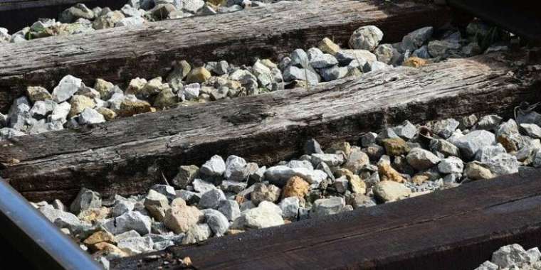 Алматыда пойыз төбесіне шыққан жасөспірімді тоқ соқты