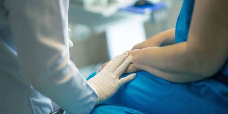 Пойызда босанып, сәбиін лақтырып жіберген әйел емделуге жіберілді