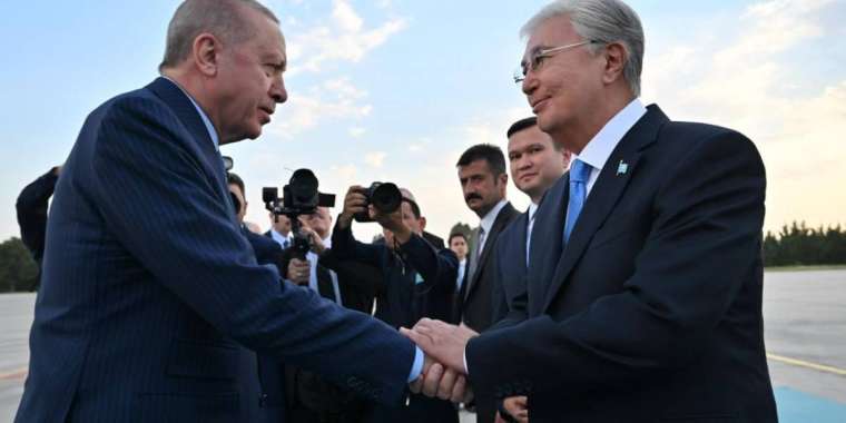 Тоқаевты Анкара әуежайында Режеп Тайип Ердоған қарсы алды