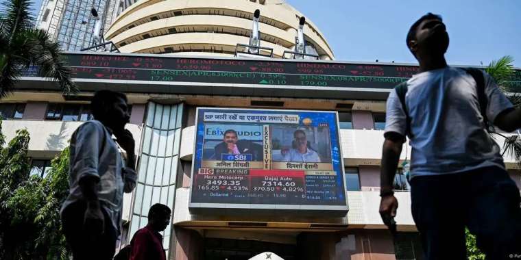 Трамп Ресеймен сауда жасайтын Үндістанға 25% кедендік тариф енгізетінін мәлімдеді