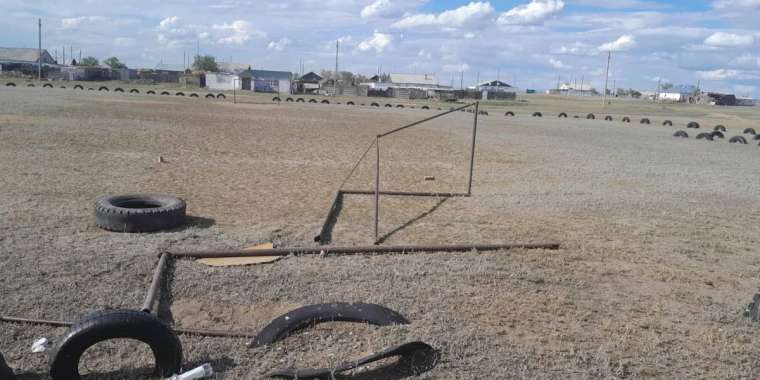 Павлодарда 6 жасар баланың үстіне футбол қақпасы құлады