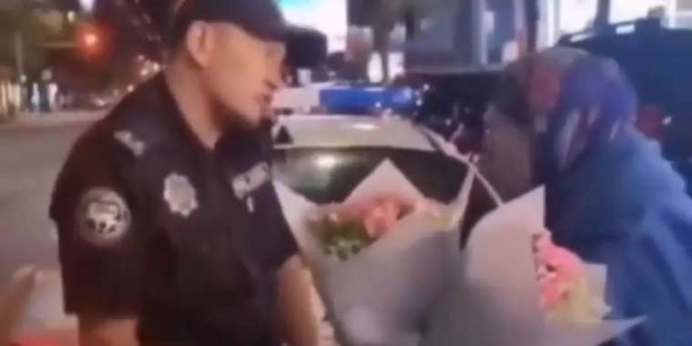 Алматыда полицей гүл сатып отырған әжейдің заттарын жинап алып кетті