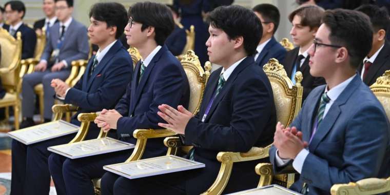 Тоқаев халықаралық пән олимпиадалары жеңімпаздары мен жүлдегерлерін марапаттады