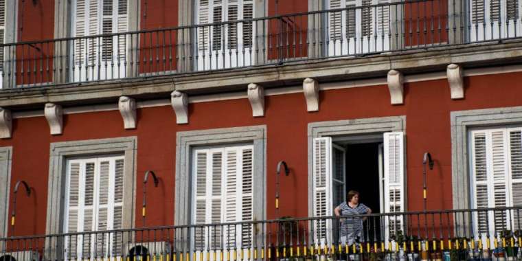 Анасы терезеден лақтырып жіберген баланың жағдайы белгілі болды