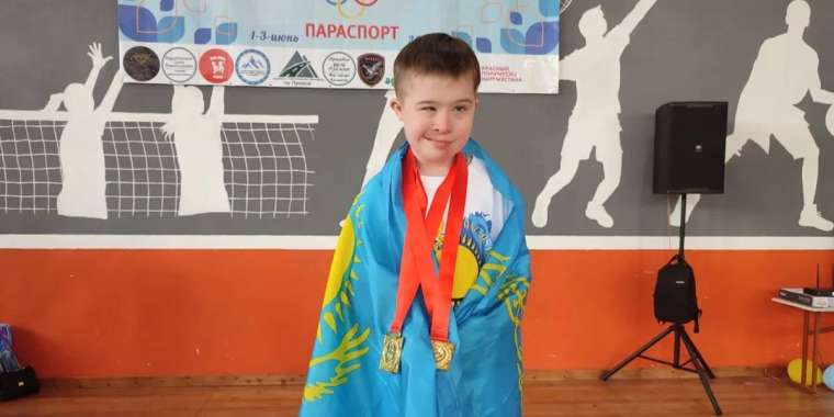 11 жастағы спортшы қатерлі ісікті жеңіп, жүзуден чемпион болды