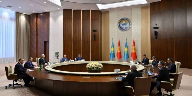 Қасым-Жомарт Тоқаев пен Садыр Жапаров бірнеше бағытта келіссөз жүргізді