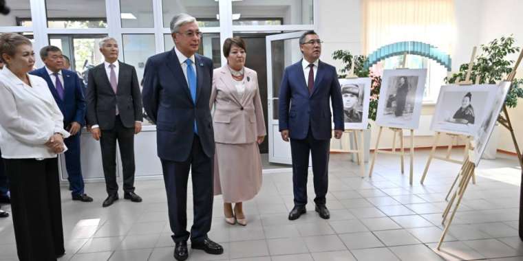 Президент Бішкектегі Кемел Тоқаев атындағы мектеп-гимназияға барды