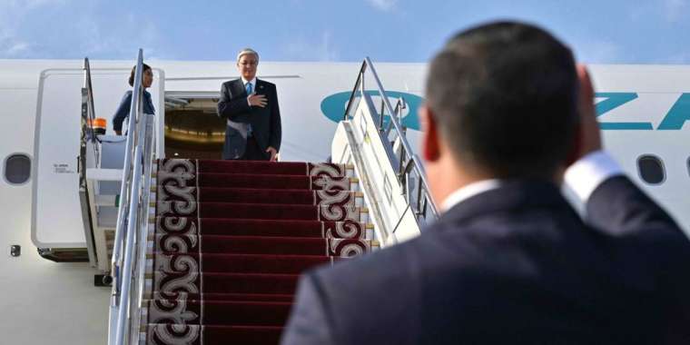 Садыр Жапаров Тоқаевты әуежайдан құрметпен шығарып салды