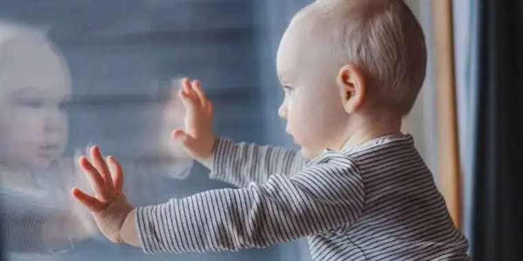 Астанада 3 жасар бала терезеден құлап көз жұмды